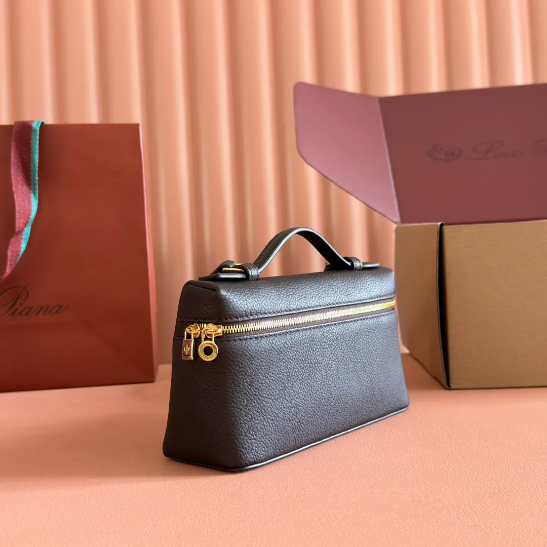p1160💋💋💋【Original leather configuration counter complete set of packaging】 𝐋𝐨𝐫𝐨 𝐏𝐢𝐚𝐧@ Extra pocket L19 series handbag/crossbody bag, all steel, the most comfortable life is the undefined life, just like loro The material design of pian@ does not require complicated design styles. The simple and soft outline is elegant and durable, like an exquisite cosmetic case, which perfectly balances appearance and functionality. The leather is delicate and feels as soft as butter. The small bag has a large capacity. It is not only portable with a thin shoulder strap, but can also be worn cross-body. Sisters who have a special liking for minimalist style can buy it. It is simple and versatile. The simpler, the more different. Stars and Instagram celebrities are all planting it. There are two sizes of 19 cm and 27 cm. One is exquisite and casual, and the other is elegant and grand. Size: Small: length 19×width 7×height 12cm (
